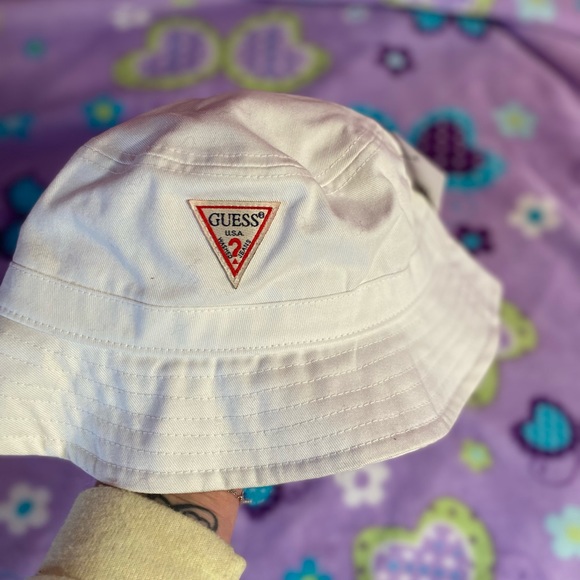 NWT Guess white BUCKET Hat - Picture 1 of 9